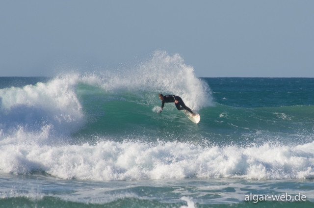 Surfer am Praia do Amado, Westküste, Algarve