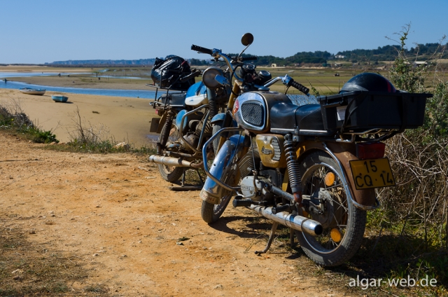 Muschelsucher-Mopeds in der Ria de Alvor, Alvor, Algarve, Portugal