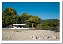 Taverne (mit Wasserspülung) am Karavostasi Beach