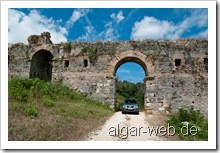 Stadtmauer Nikopolis - Suzuki NGV auf historischen Pfaden