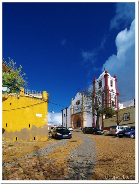 Kathedrale in Silves, Algarve, nach einem winterlichen Regenschauer