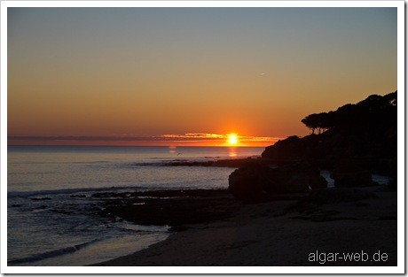 Sonnenuntergang in Olhos d'Agua, Algarve, Portugal