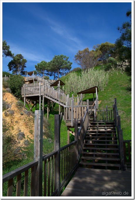 Teil der Treppe vom Riu Palace Algarve runter zum Strand Praia da Falesia, Olhos d' Agua, Albufeira, Algarve; Januar/Februar 2010