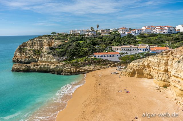 Blick zurück nach Benagil auf dem Weg zum Praia da Marinha