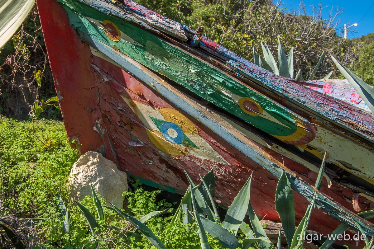 Altes Boot am Ortsrand von Benagil