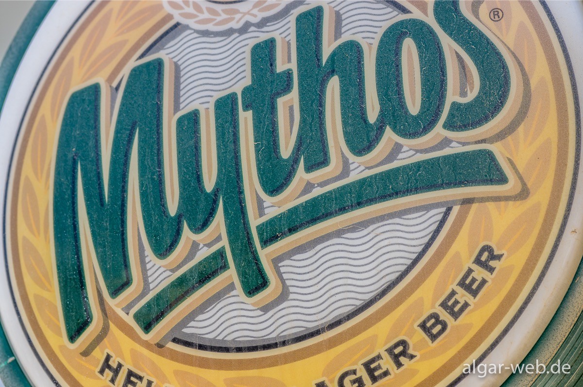 Mythos-Logo an einer griechischen Taverne