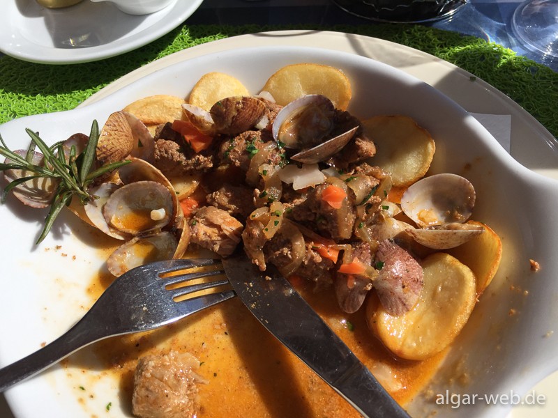 Schweinefleisch mit Muscheln, der Fotograf hatte großen Hunger