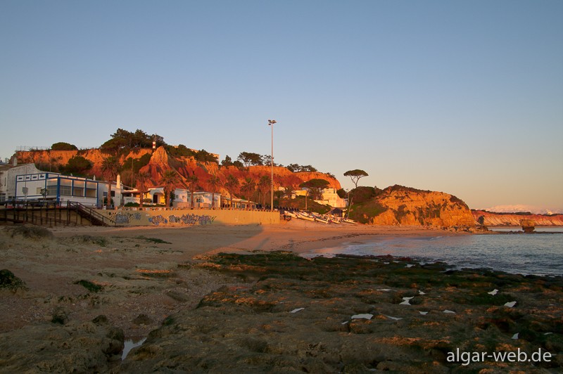 Olhos d'Agua - Ortsstrand im Abendlicht