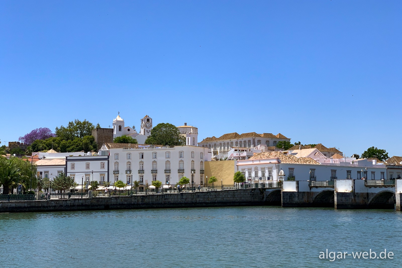 Tavira - Blick auf das westliche Flussufer und den Kirchenhügel