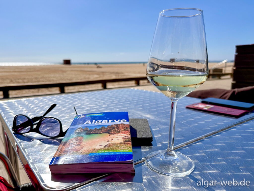 Ein treuer Begleiter, auch am Strand von Praia da Rocha...